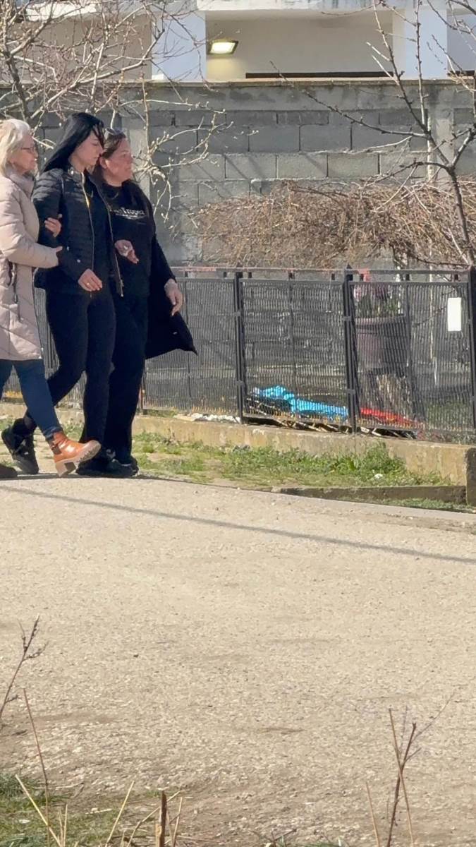 Draganova udovica prima saučešća Uplakana Ivana jedva stoji na nogama (3).jpg