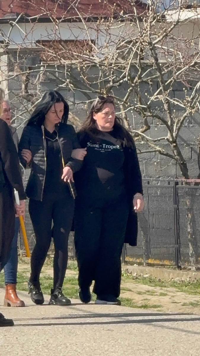 Draganova udovica prima saučešća Uplakana Ivana jedva stoji na nogama (4).jpg