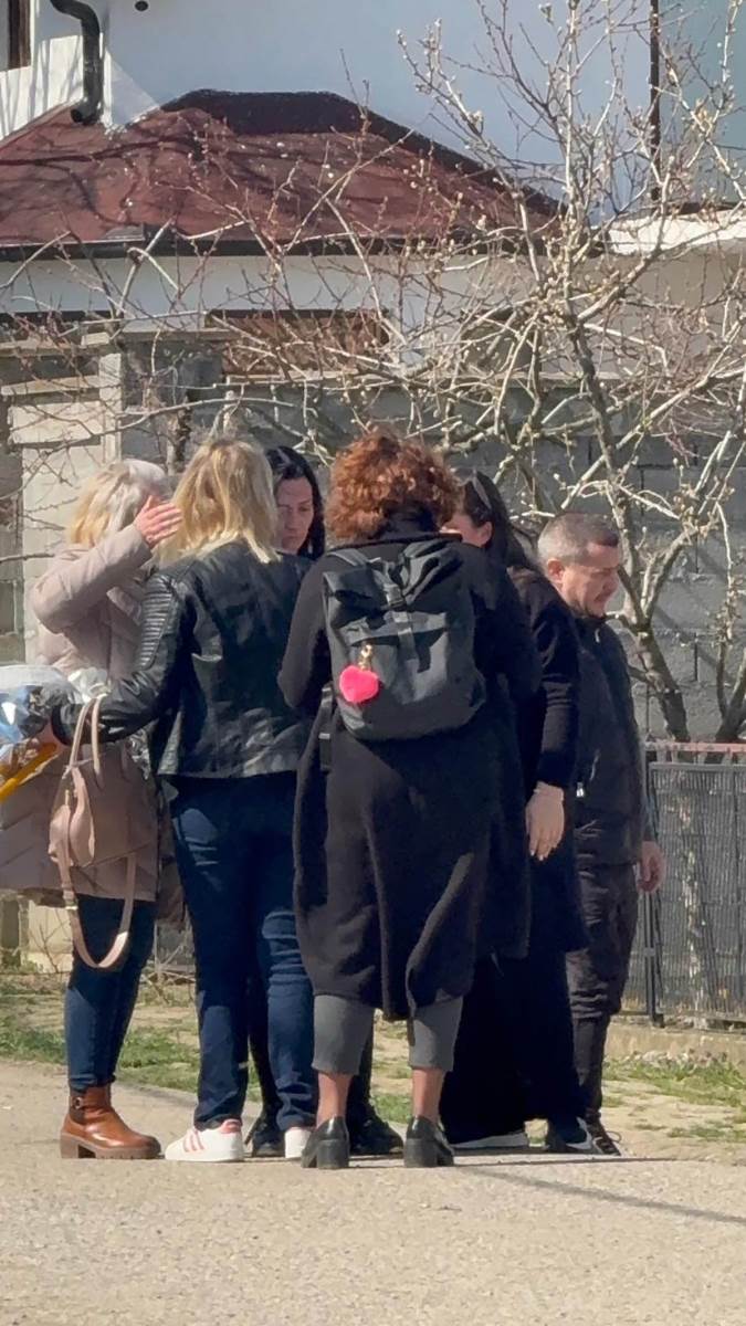 Draganova udovica prima saučešća Uplakana Ivana jedva stoji na nogama (1).jpg