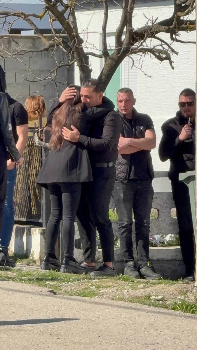 Ana Sević grli Darka, oboje jecaju Folkerova bivša u suzama, stigla sa mužem (2).jpg