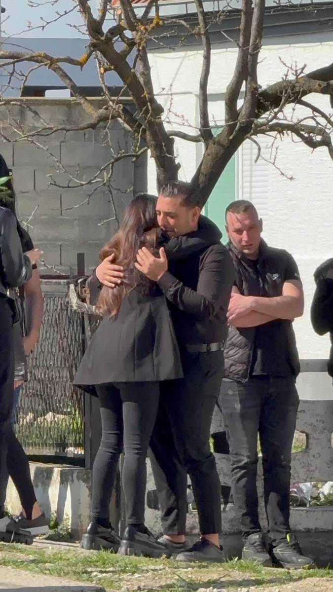 Ana Sević grli Darka, oboje jecaju Folkerova bivša u suzama, stigla sa mužem (3).jpg