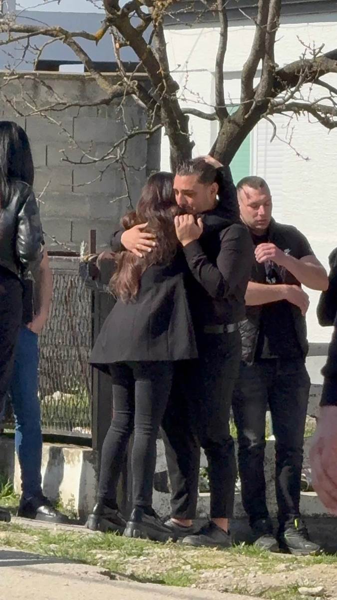 Ana Sević grli Darka, oboje jecaju Folkerova bivša u suzama, stigla sa mužem (1).jpg