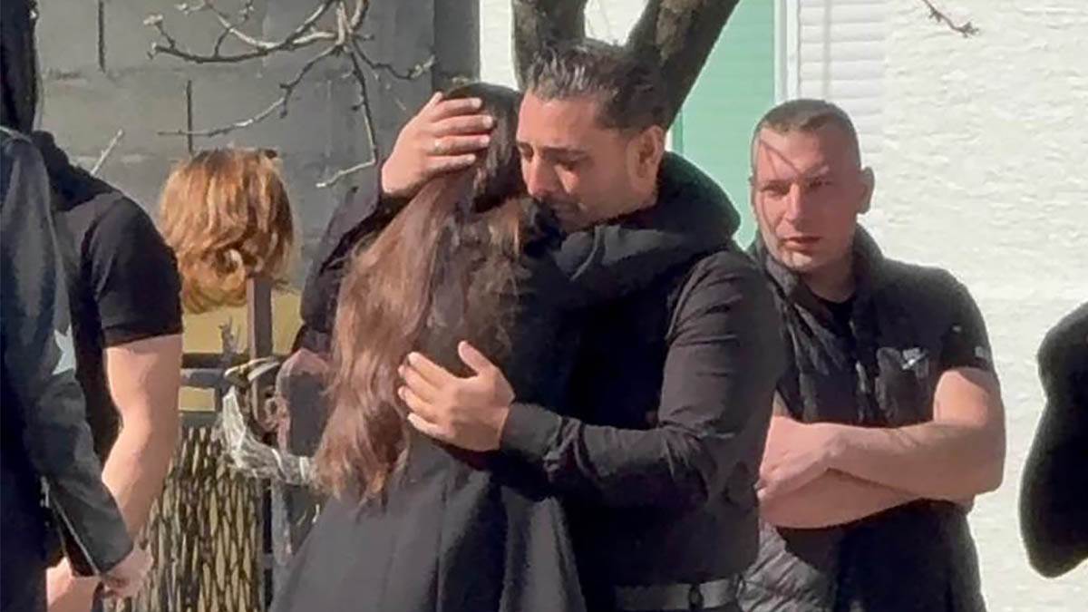 Ana Sević grli Darka oboje jecaju Folkerova bivša u suzama stigla sa mužem (2) copy.jpg