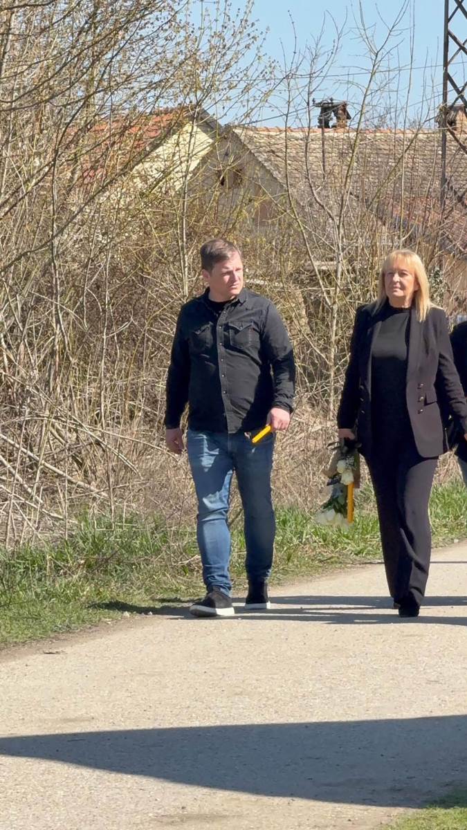 Stigla Darkova estradna majka Živkica Miletić došla na sahranu Lazićevog brata (2).jpg