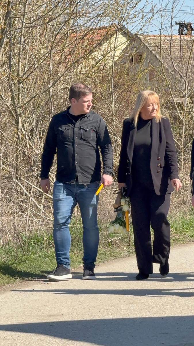Stigla Darkova estradna majka Živkica Miletić došla na sahranu Lazićevog brata (4).jpg