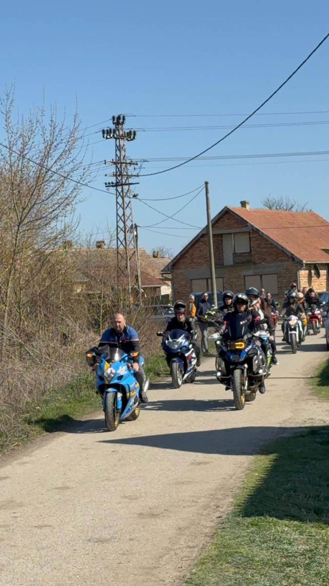 Desetine bajkera stiglo da isprati rodjenog brata Darka Lazica na vecni pocinak (2).jpg