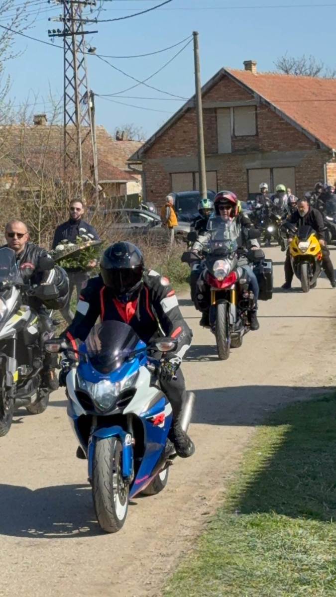 Desetine bajkera stiglo da isprati rođenog brata Darka Lazića na večni počinak (5).jpg