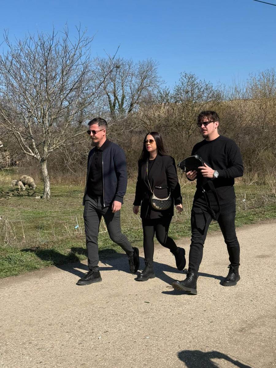 Aleksandra Bursać sa mužem i Dinčom stigla kod Darka Lazića (1).jpg