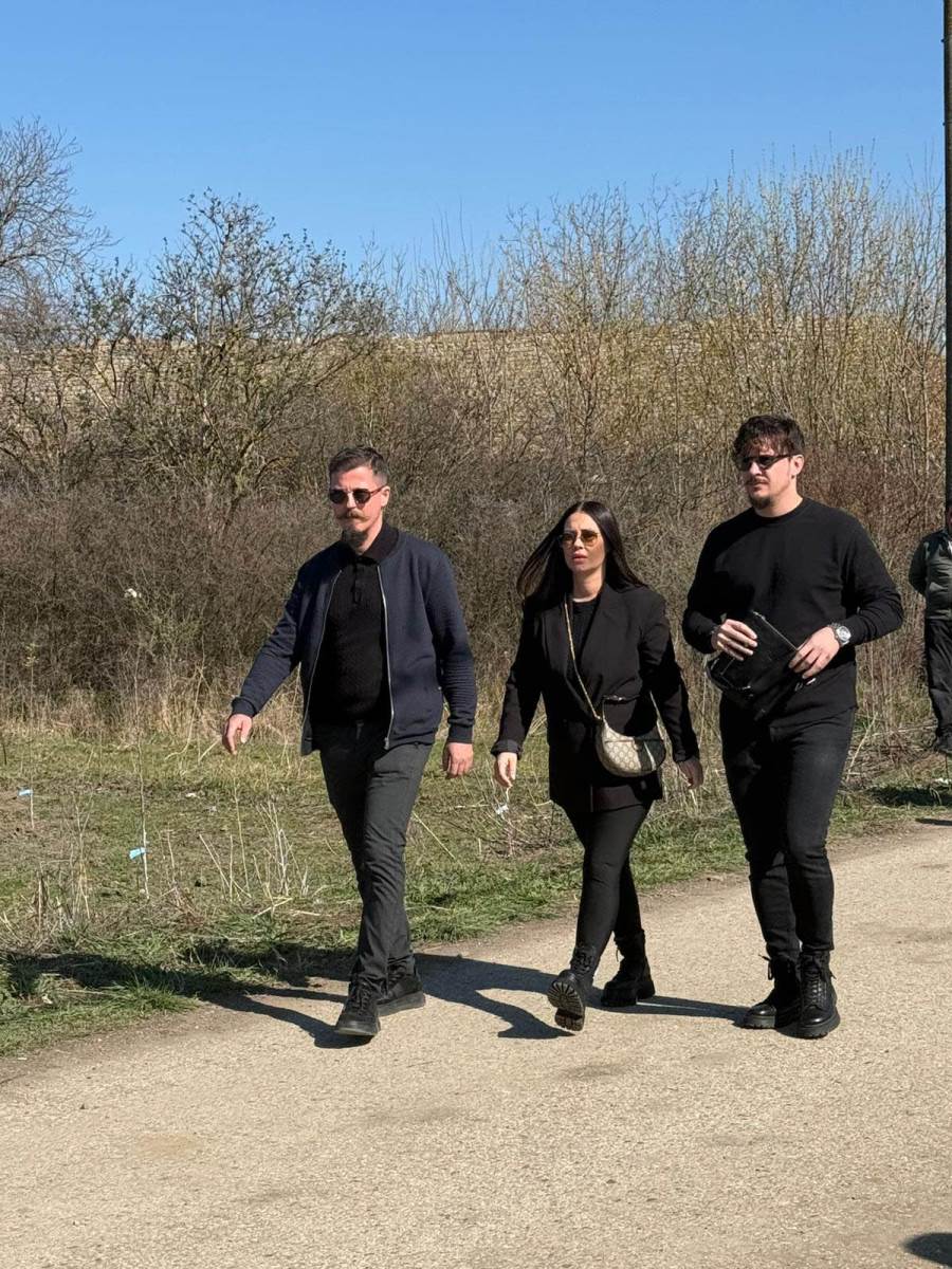 Aleksandra Bursać sa mužem i Dinčom stigla kod Darka Lazića (2).jpg