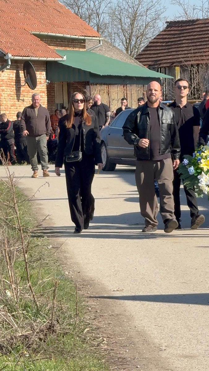 Aleksandra Prijovic stigla kod Darka Lazica Drustvo joj pravi Boban Rajovic (1).jpg