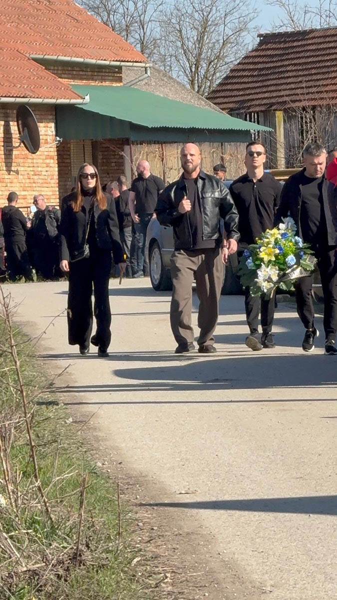 Aleksandra Prijovic stigla kod Darka Lazica Drustvo joj pravi Boban Rajovic (2).jpg