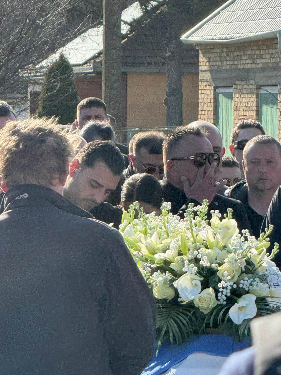 Darko Lazic tokom opela (1).jpg