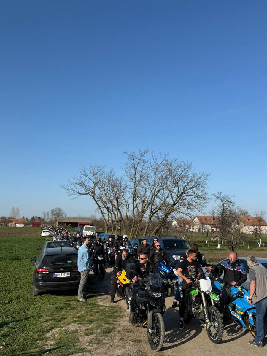 Velika kolona bajkera stigla na mesto gde ce pocivati brat Darka Lazica (1).jpg