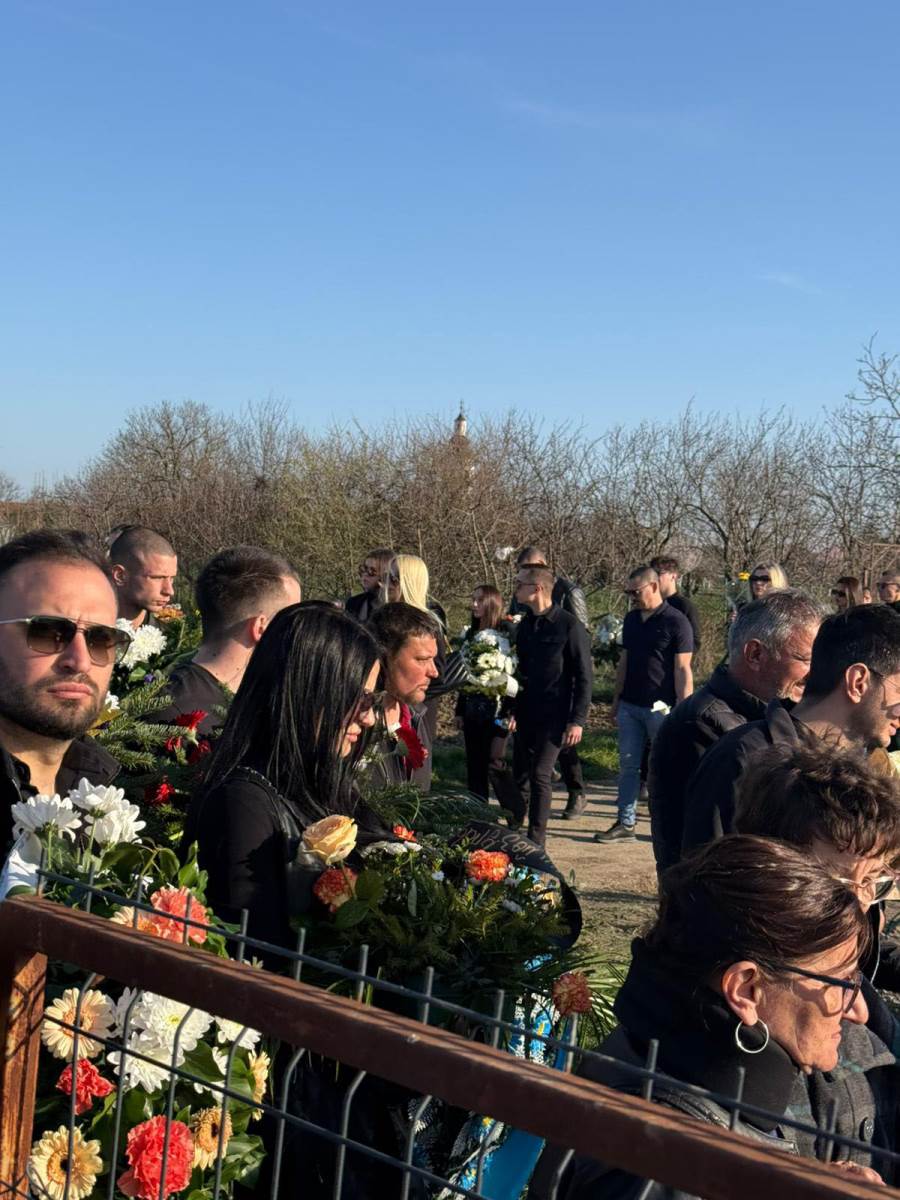 kolona venci prilazak groblju (1).jpg