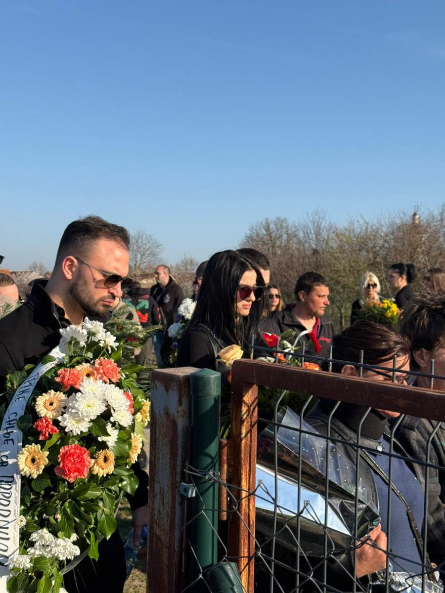 kolona venci prilazak groblju (3).jpg