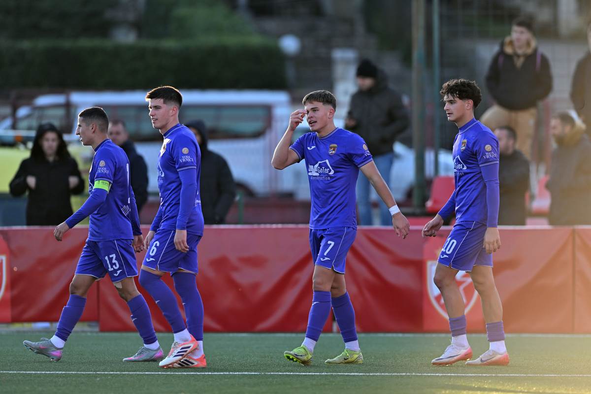 Balša Vukotić slavi sa saigračima u Grafičaru