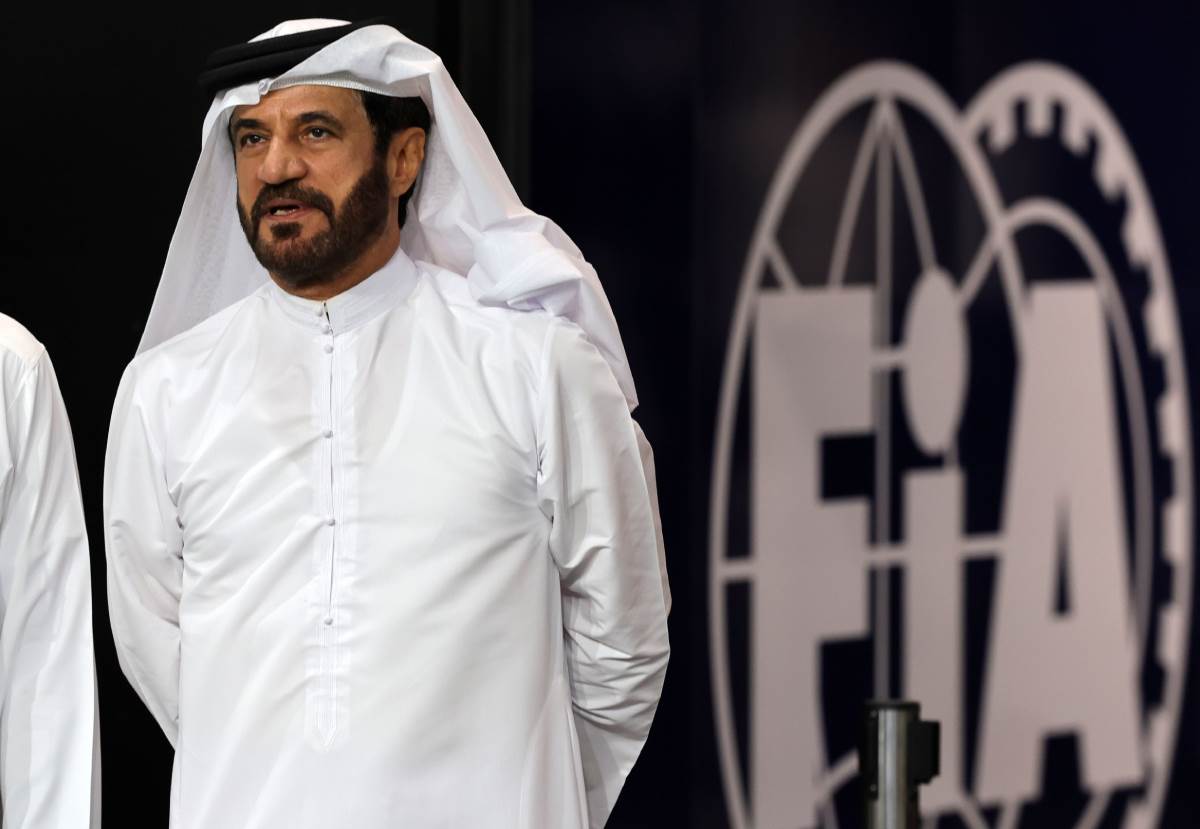 Mohamed Ben Sulajem predsednik FIA kraj logoa te organizacije