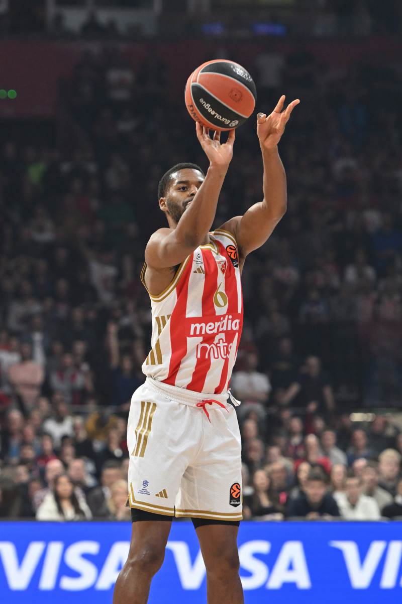 Džered Batler šutira u dresu Zvezde