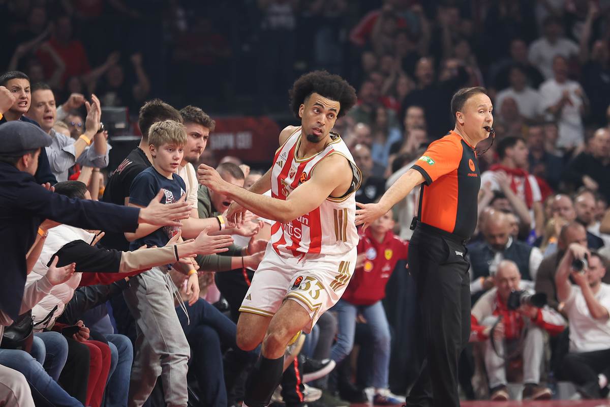 Džordan Nvora slavi koš na Zvezda Fenerbahče