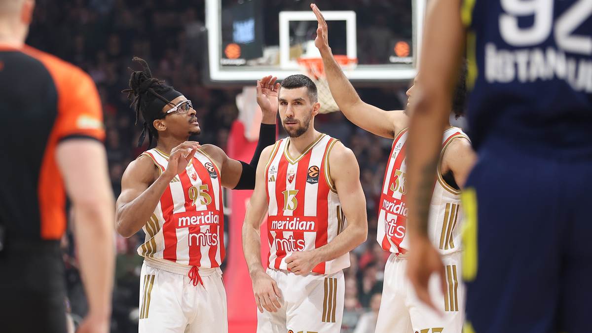 Košarkaši Zvezde slave koš protiv Fenerbahčea