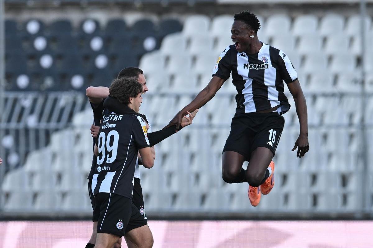 Vukašin Đurđević slavi gol za Paritzan sa Demba Sekom