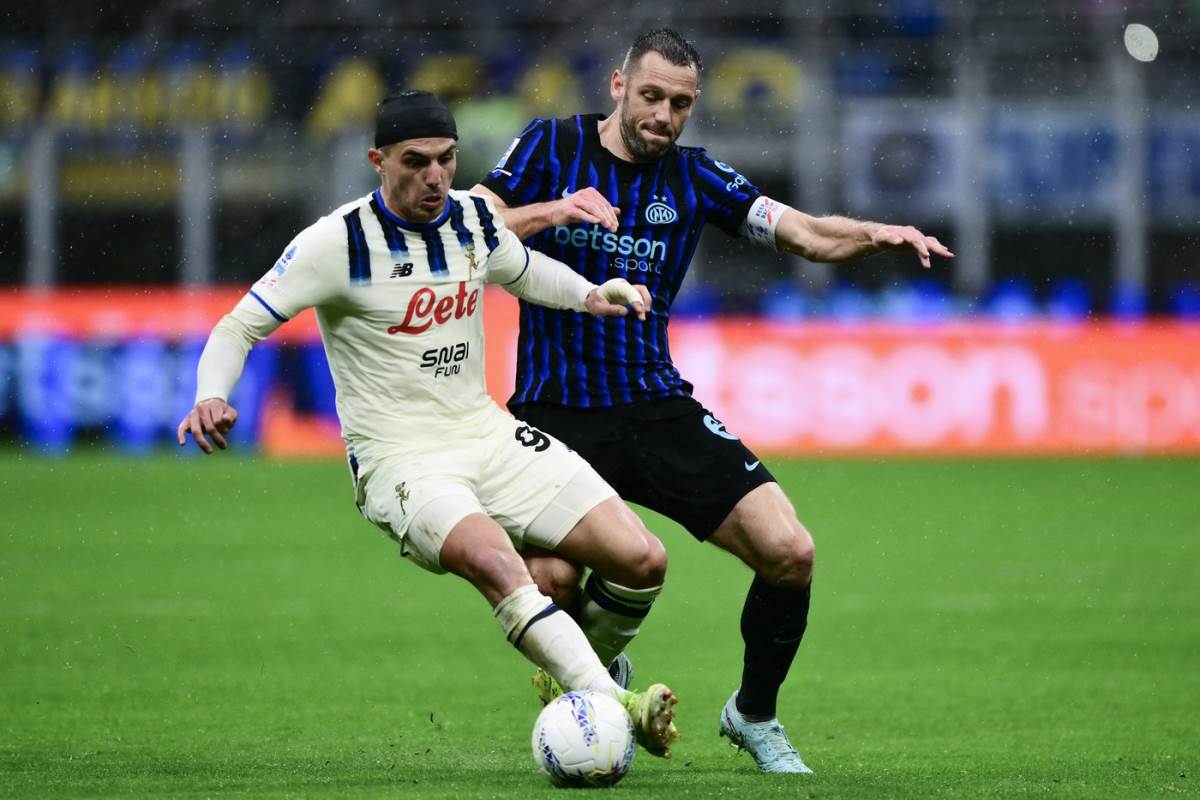 Nikola Krstović i Stefan De Fraj u duelu na Inter Atalanta
