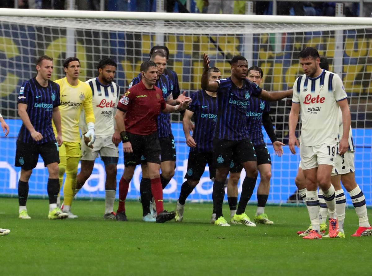 Sudija Đanluka Manjanijelo okružen fudbalerima Intera koji protestuju