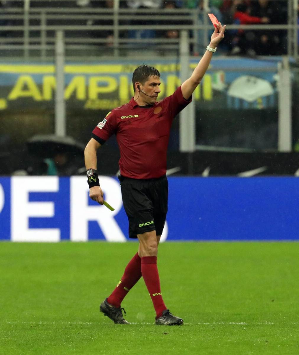 Sudija Đanluka Manjanijelo daje crveni karton treneru Intera Kristijanu Kivuu