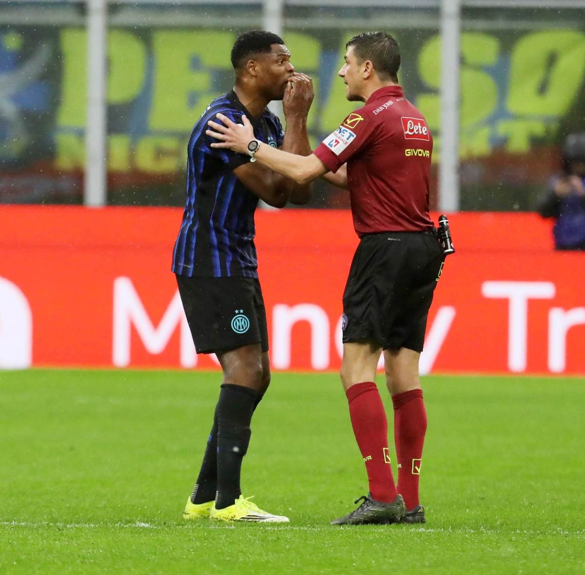 Bek Intera Denzel Dumfris se žali sudiji Đanluki Manjanijelu na utakmici Inter Atalanta