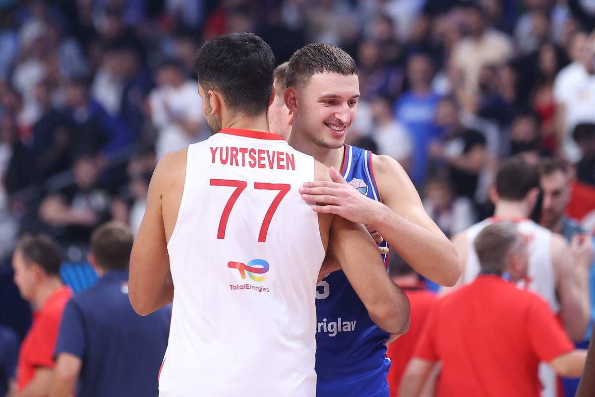 Omer Jurtseven se pozdravlja sa Nikolom Jovićem pred meč Srbija Turska na Eurobasketu
