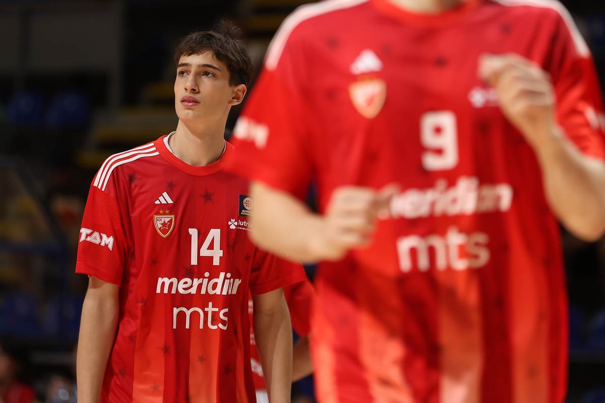 Aleksej Nedeljković na zagrevanju u prvom timu Crvene zvezde