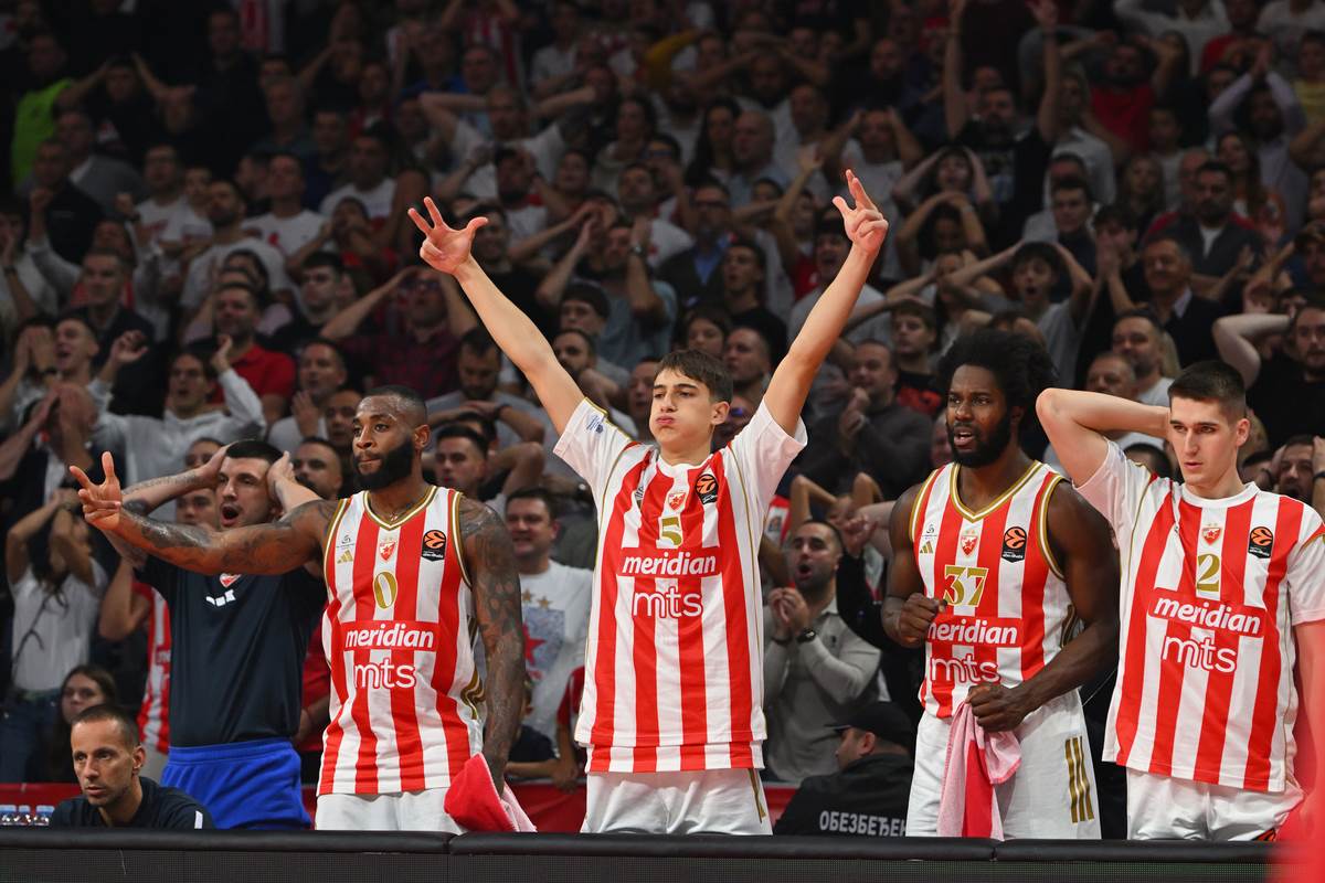 Aleksej Nedeljković slavi koš Crvene zvezde u Evroligi