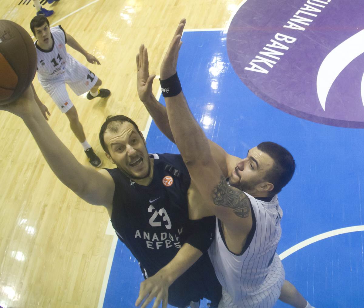 Ermal Kučo i Nikola Peković u duelu na Efes Partizan
