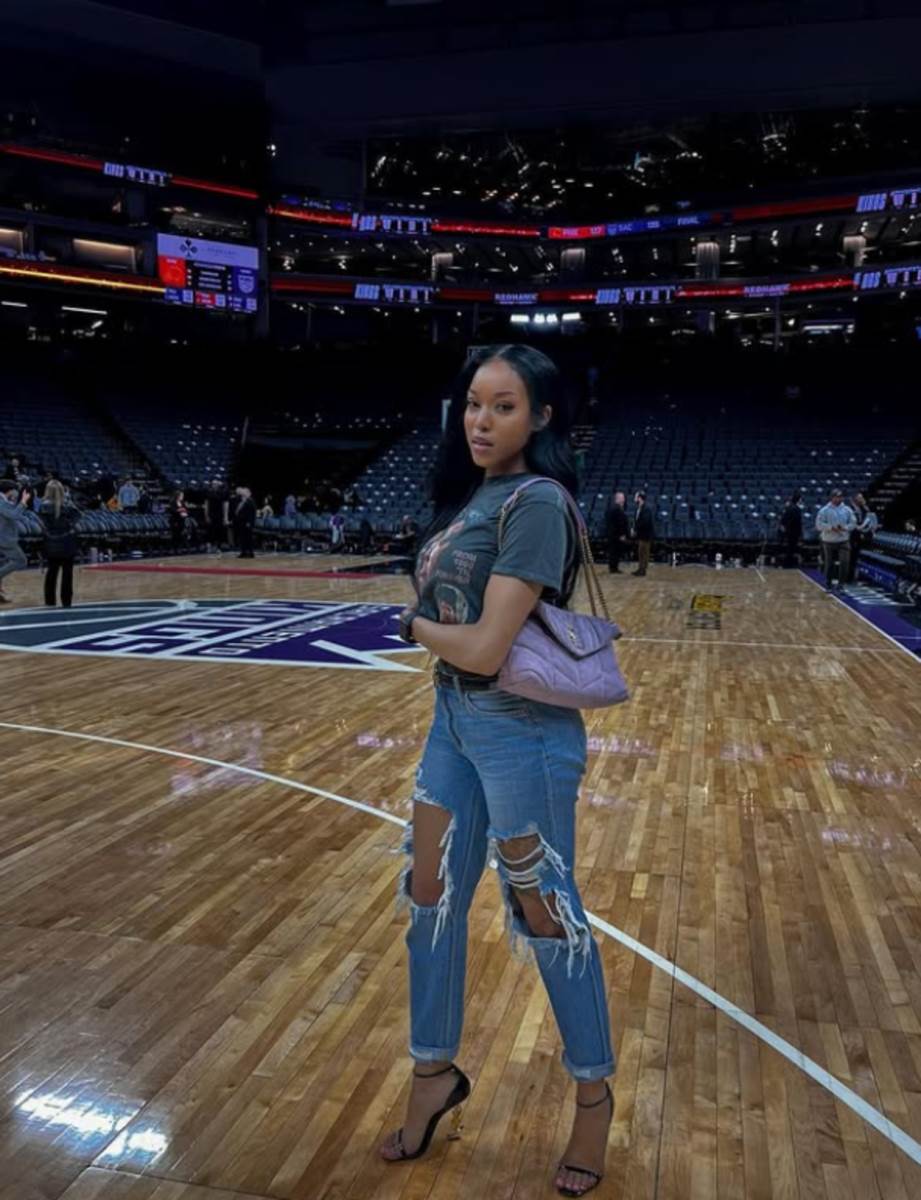 Partnerka Rišona Holmsa na utakmici Sakramento Kingsa