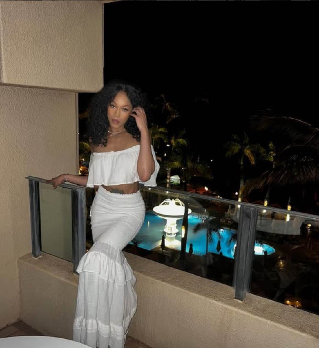 Partnerka Rišona Holmsa na terasi u Atini