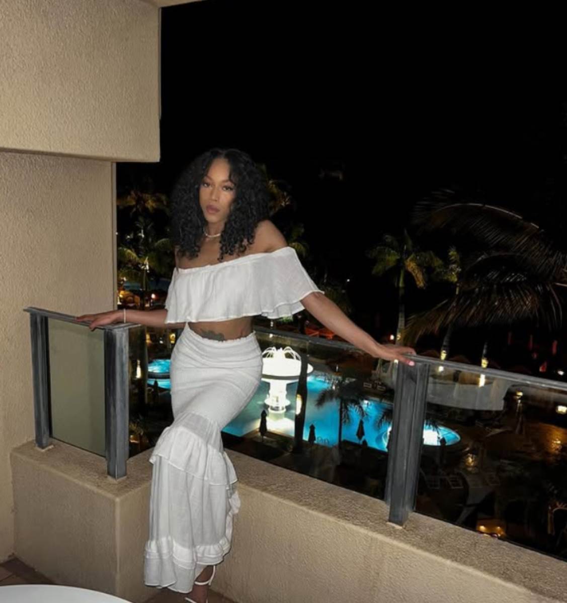 Partnerka Rišona Holmsa na terasi apartmana