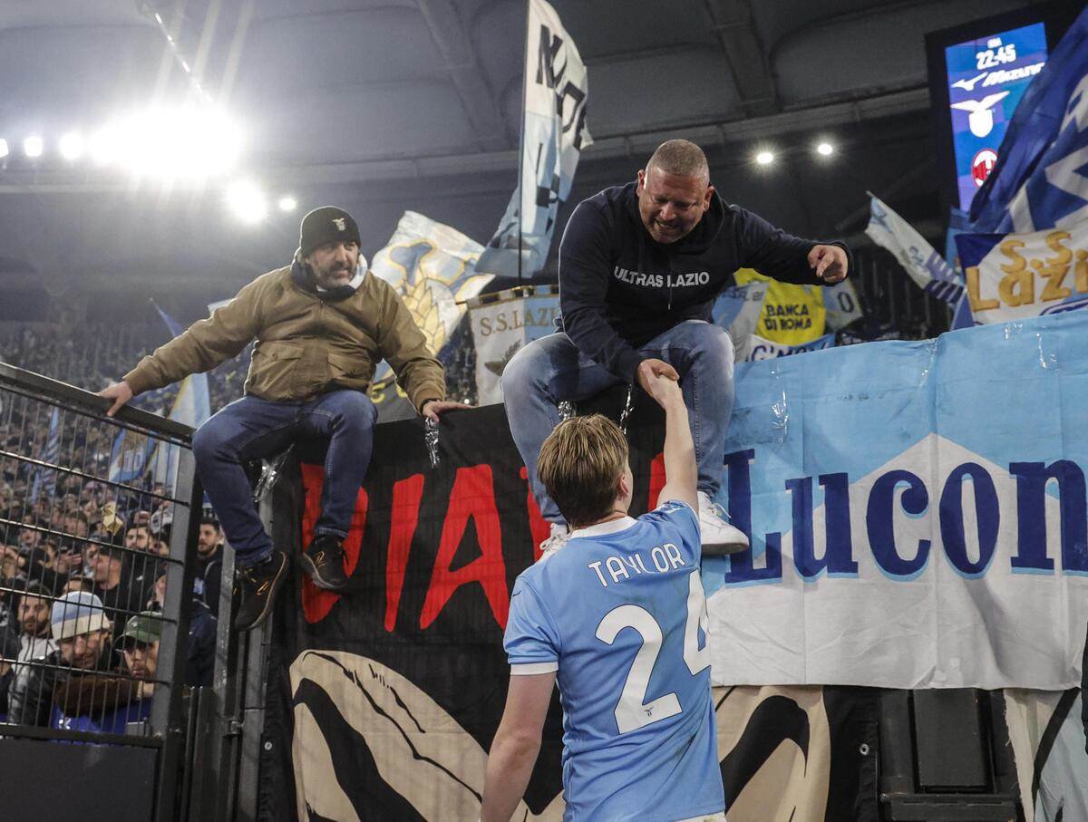 Vezista Lacija Kenet Tejlor slavi sa navijačima pobedu protiv Milana na Olimpiku