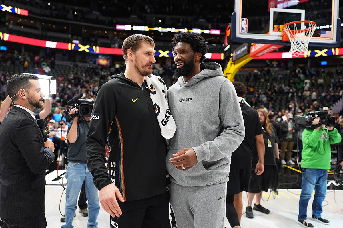 Nikola Jokić i Džoel Embid se pozdravljaju.