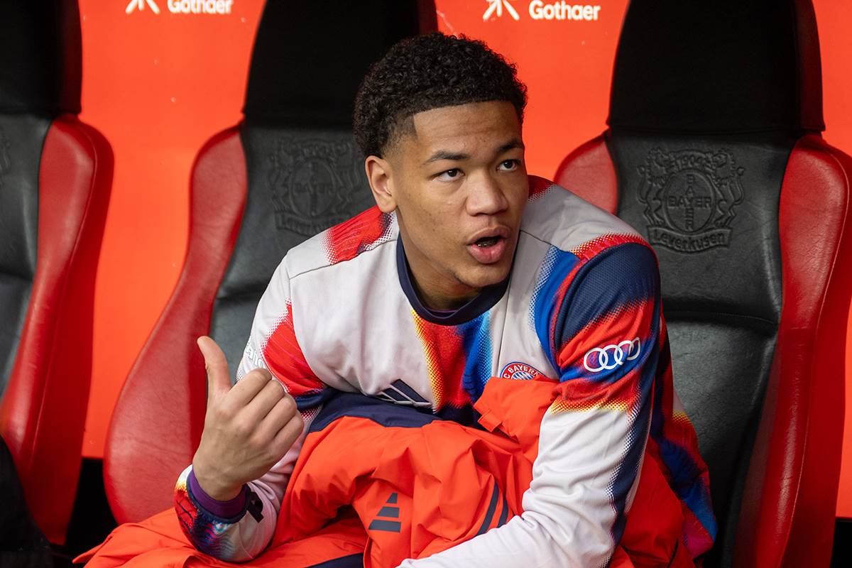 Leonard Preskot pokazuje prstom na klupi Bajerna.