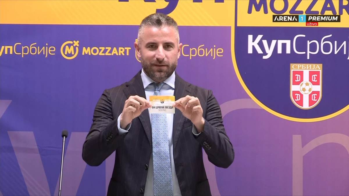 Zoran Tošić sa papirom Crvena zvezda.