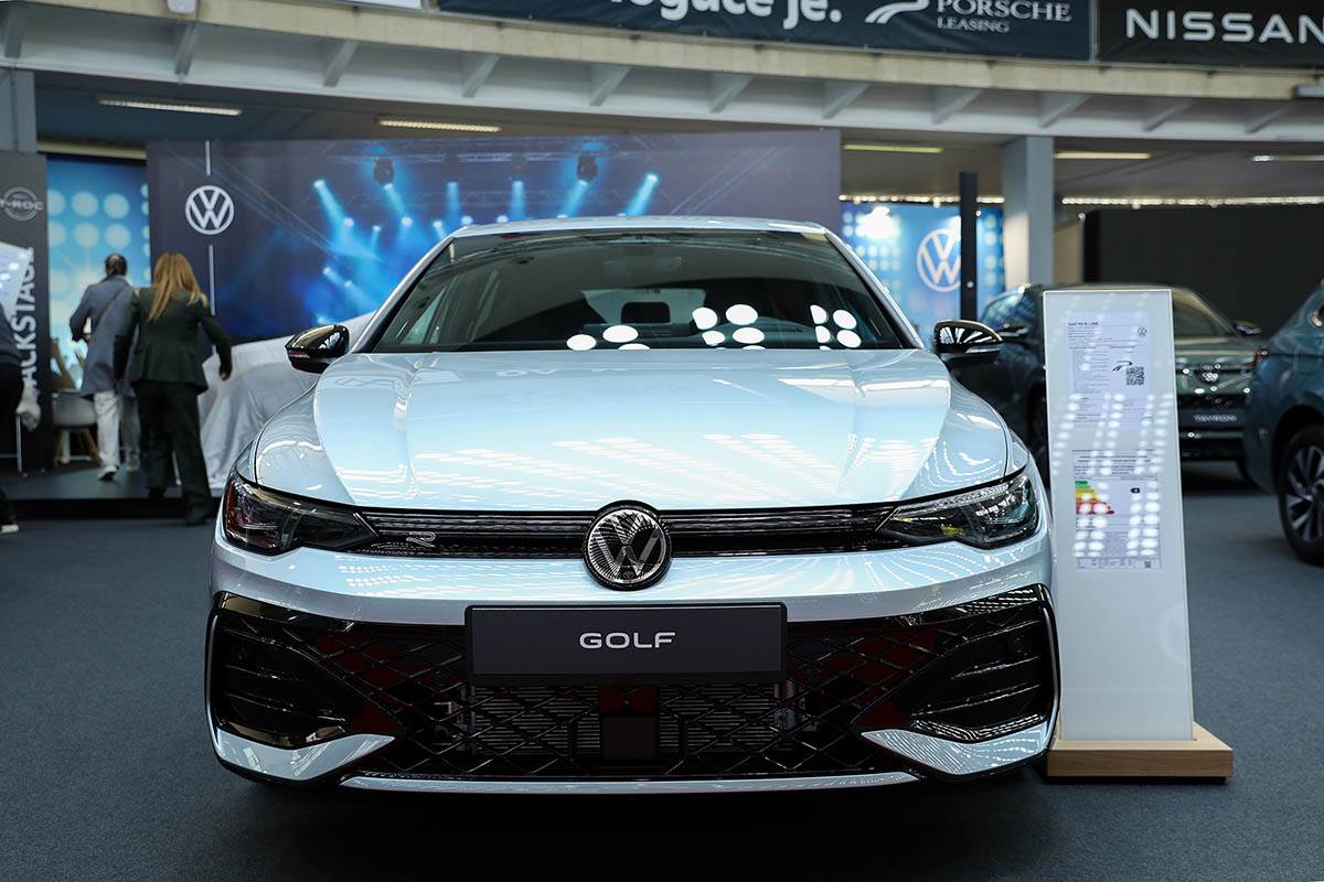 Golf na sajmu automobila (2).jpg