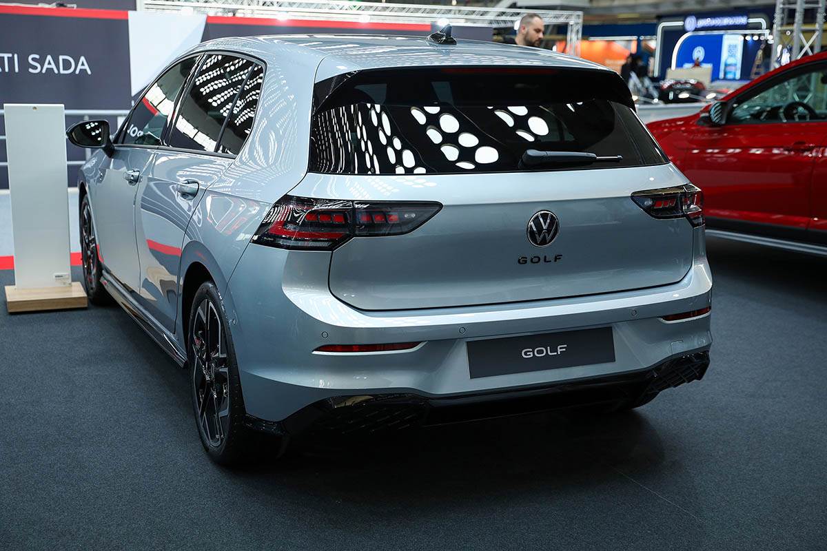 Golf na sajmu automobila (4).jpg
