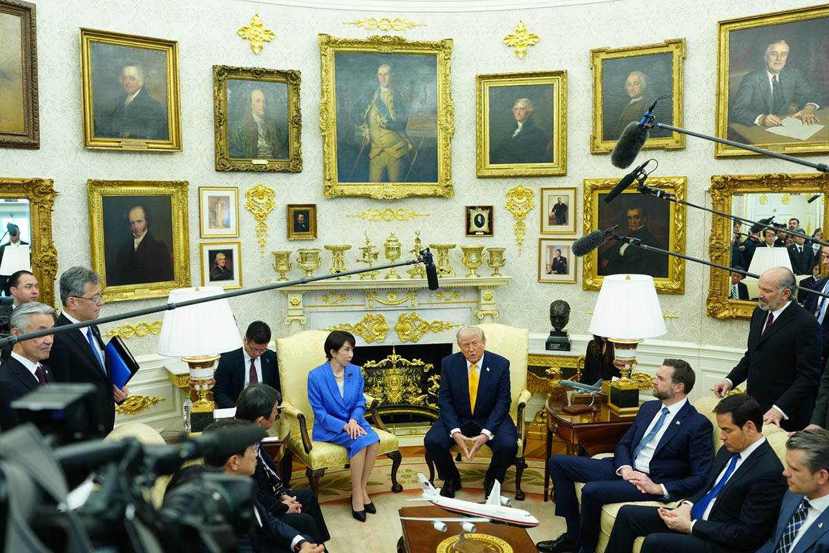 Donald Tramp i Sane Takaiči (4).jpg