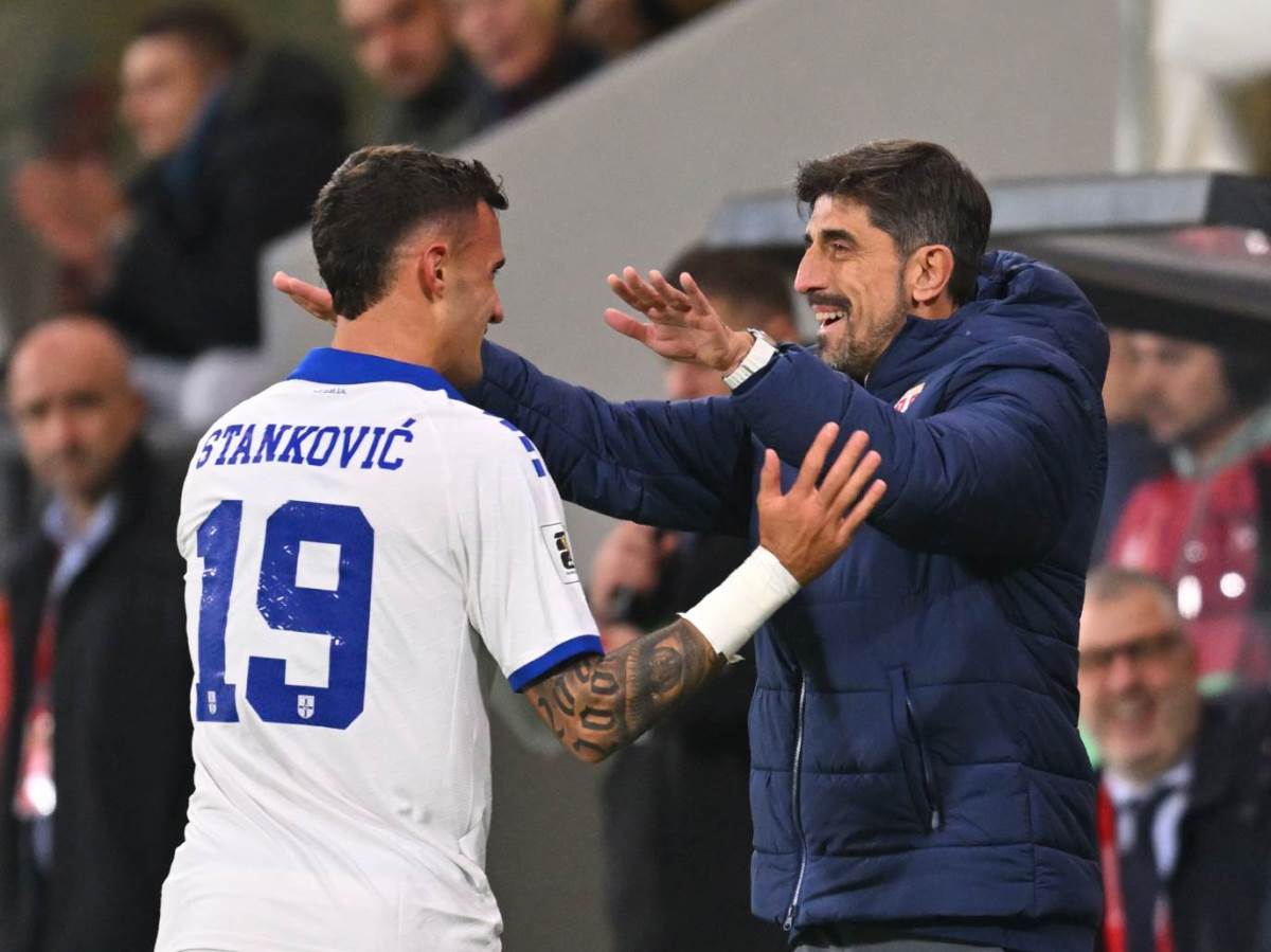 Aleksandar Stanković i Veljko Paunović slave gol.