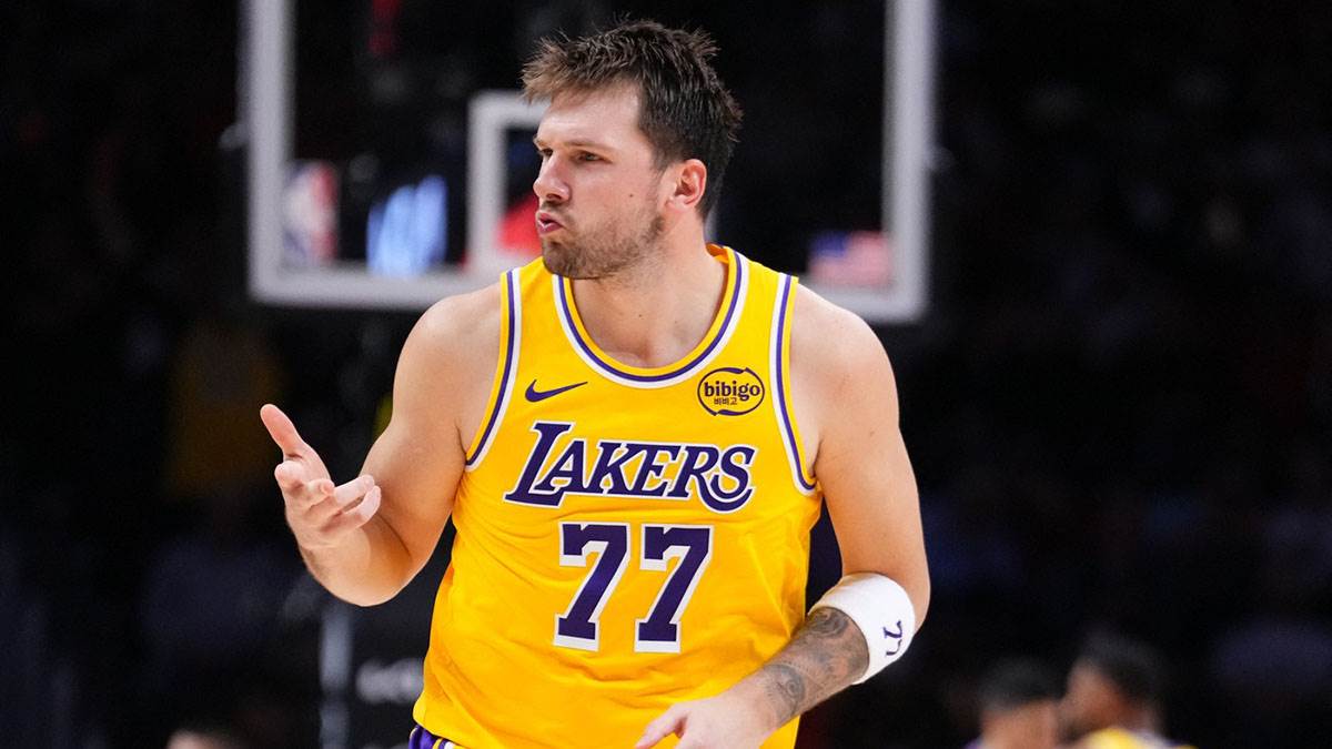 Luka Dončić košarkaš Lejkersa na meču protiv Majamija