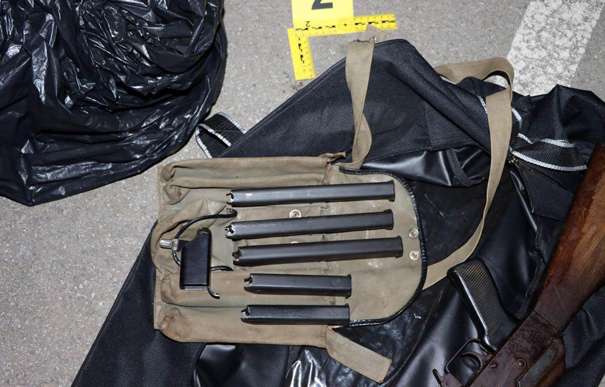 Oružje pronađeno u automobilu (2).jpg