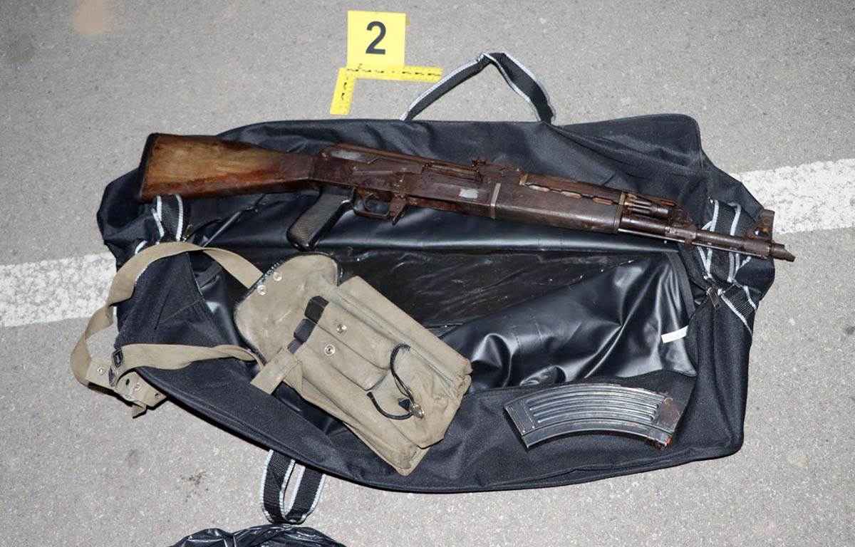 Oružje pronađeno u automobilu (1).jpg
