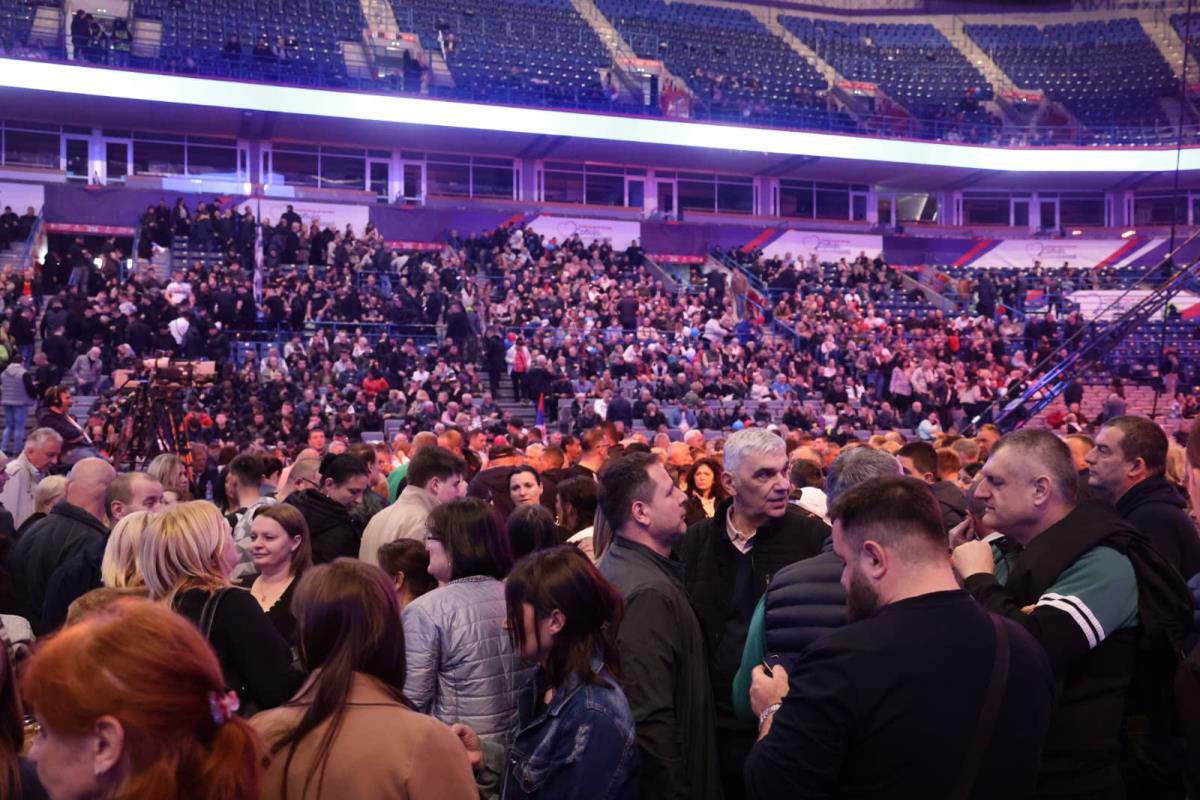 veliki skup SNS u Areni (7).jpg