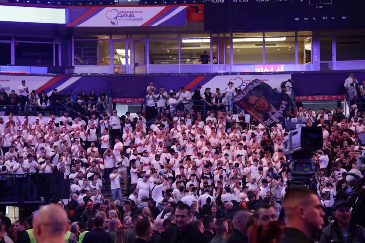 veliki skup SNS u Areni (9).jpg