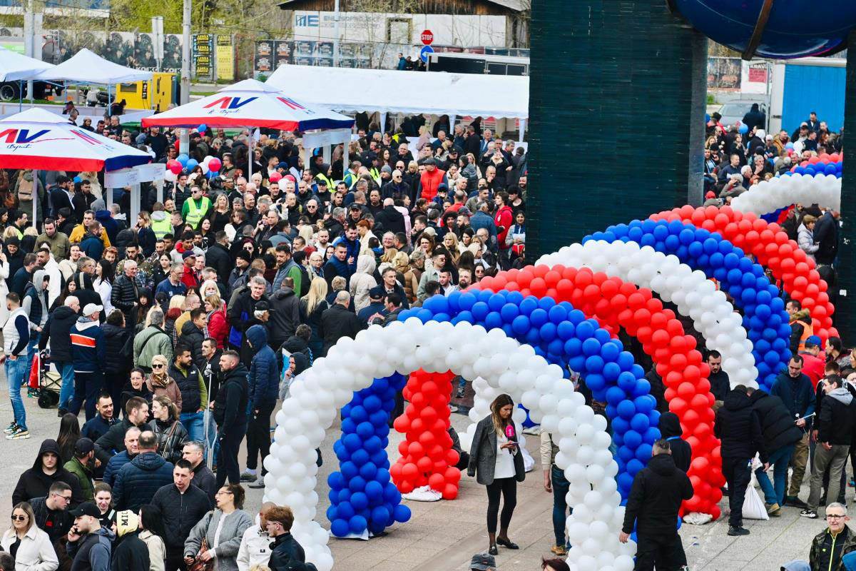 Velika gužva pred skup u Areni (5).jpg